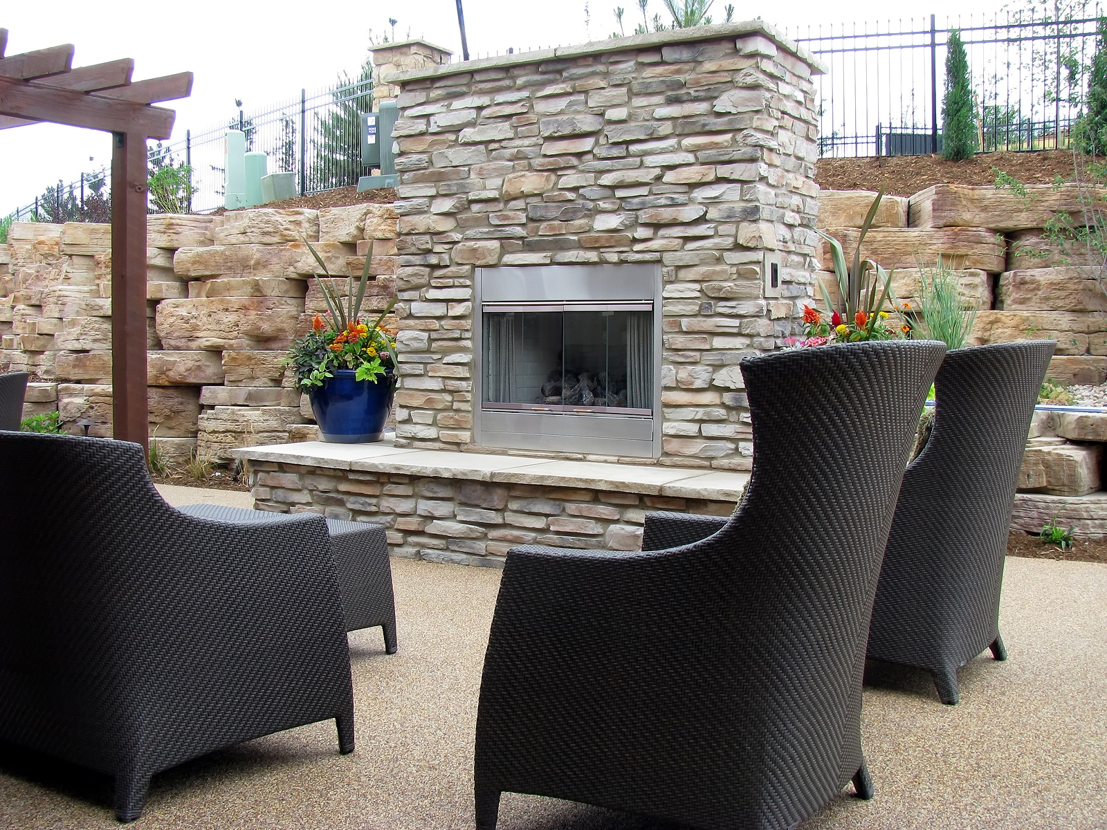 Outdoor fireplace or fire pit